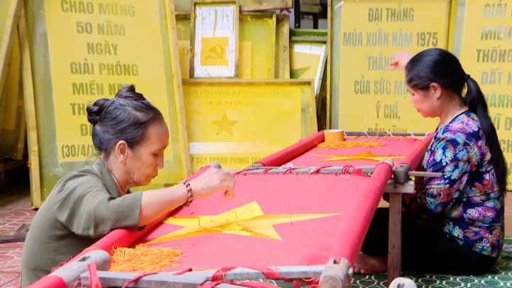 Làng Từ Vân tất bật may cờ phục vụ Quốc khánh 2/9